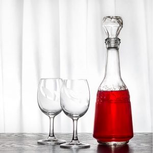 Karafka z winem i kieliszki - Fotografia produktowa aranżowana