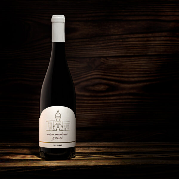 Wino - Butelka wina na ciemnym tle