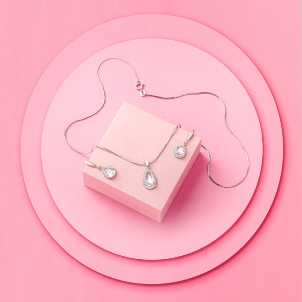 Biżuteria - zestaw kolczyki i wisiorek prosta aranżacja