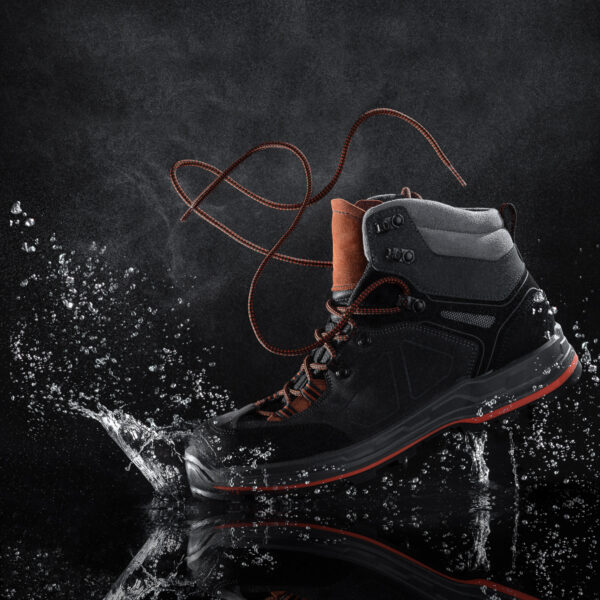 Buty - Zdjęcie Rekamowe Buta z Rozchlapaną Wodą Na Czrnym Tle