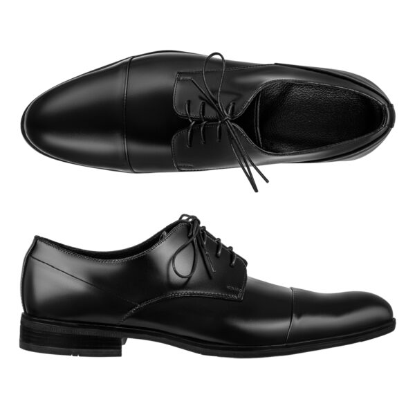 Buty - fotografia produktowa - but na czarnym