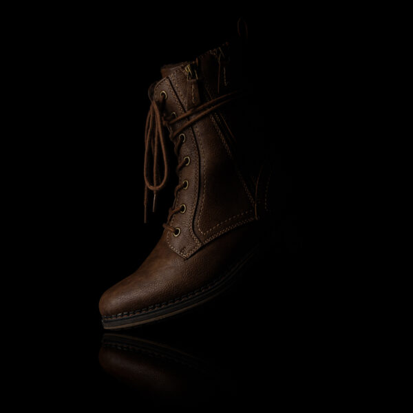 Buty - fotografia produktowa - but na czarnym tle