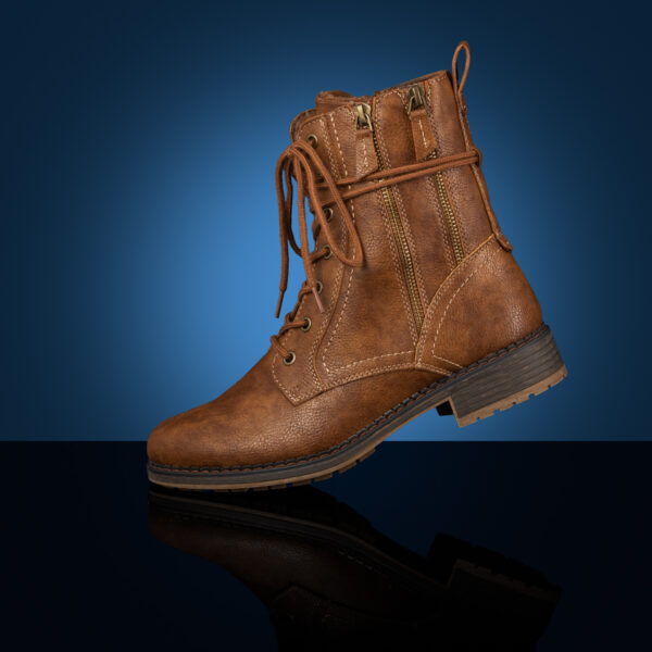 Buty - fotografia produktowa - but na niebieskim tle