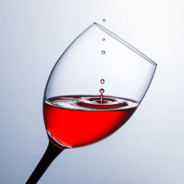 Kieliszki - kieliszek z winem i kroplami