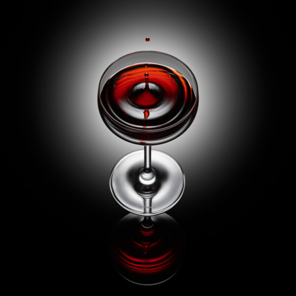 Kieliszki - kieliszek z winem na czarnym tle