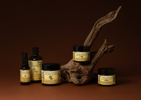 Kosmetyki 7x5 - aranzacja kosmetyków na ciemym tle