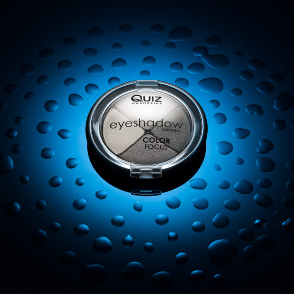 Kosmetyki - tusze w kroplach na ciemym niebieskim tle