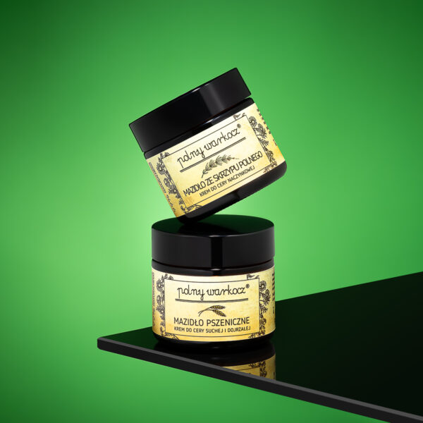 Kosmetyki - zdjęcie krem aranzacja na zielonym